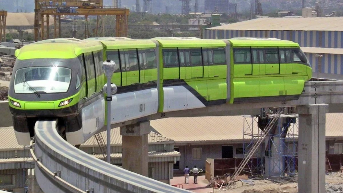 Overflow Rush Amid Train Disruptions? Power Fault Stops Monorail