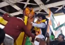 BJP MP Ganesh Singh Slaps Crane Operator After Getting Trapped Mid-Air During Unity Rally satna MP