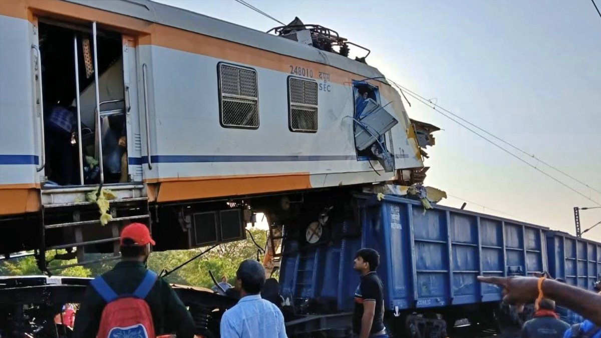 Bilaspur Train Disaster: 8 Dead as MEMU Passenger Train Rams Stationary Freight After Signal Jump