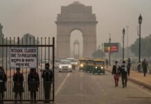 Delhi Pollution Crisis: Schools Shut for Classes Up to 5th Grade as Toxic Air Chokes Capital Delhi Pollution Crisis Schools Shut