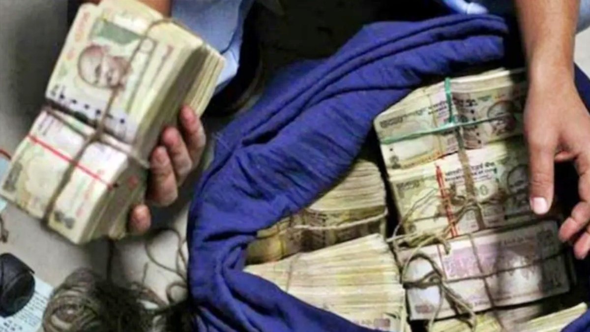 Delhi Police Seize ₹3.5 Crore Demonetized Currency Near Metro Station