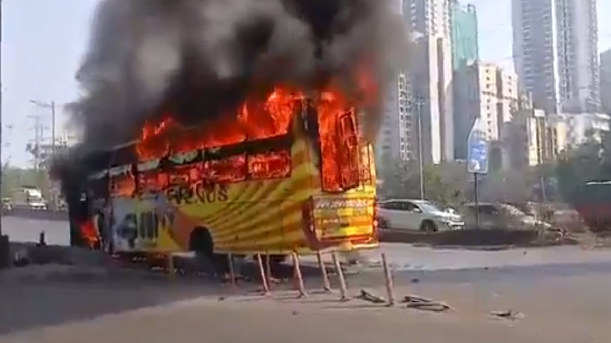 Mumbai Western Express Highway Bus Fire: Sleeper Coach Gutted, All Passengers Safe