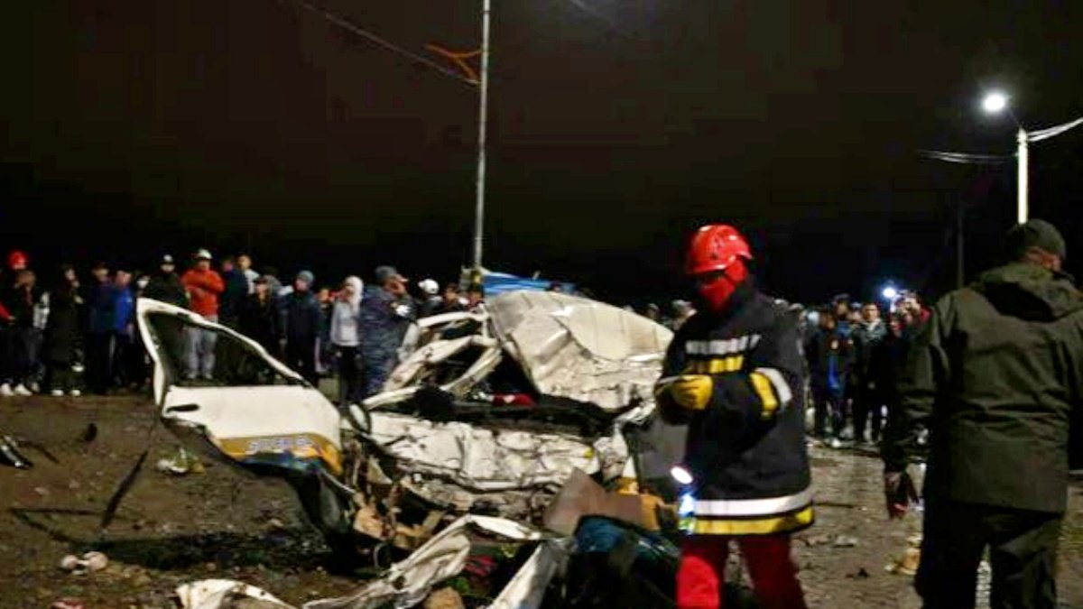 Bolivian Military Plane Crash Kills 15 as Cash Cargo Scatters in El Alto