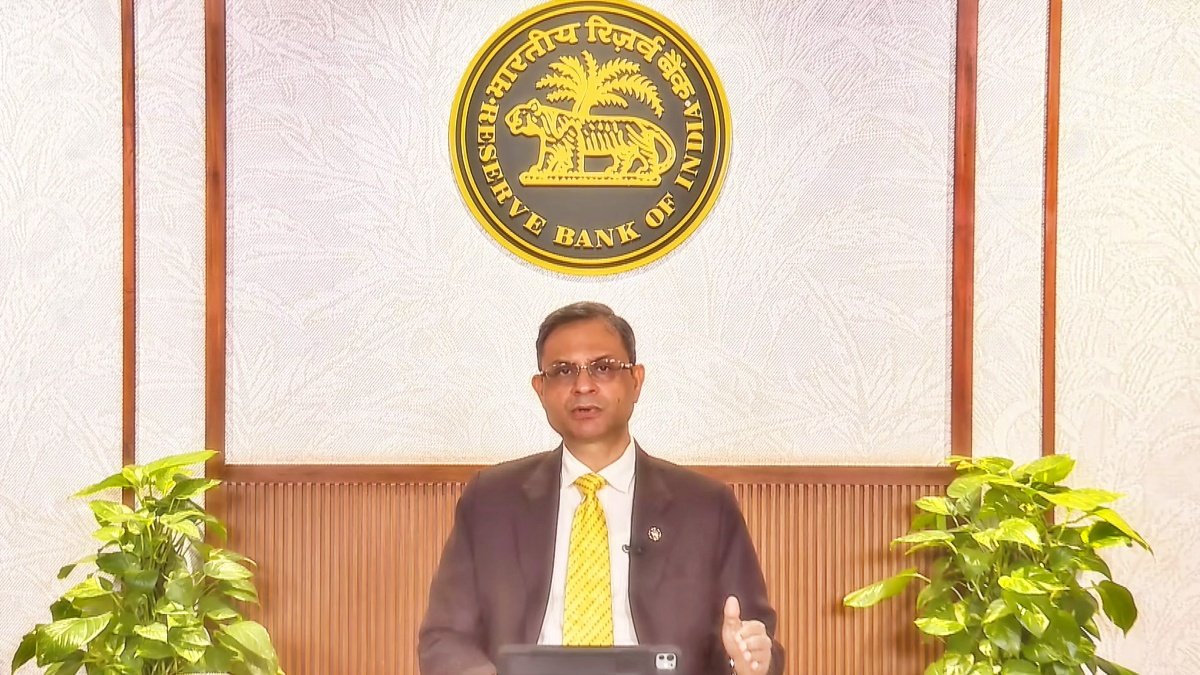 RBI Keeps Repo Rate at 5.25% Amid Strong 7.4% GDP Growth
