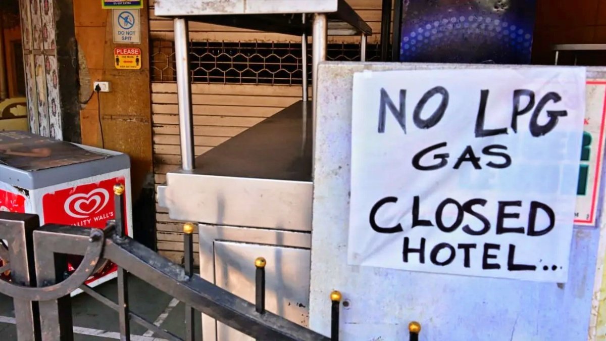 Mumbai Breakfast Crisis: LPG Shortage Shuts Down Idli and Vada Pav Stalls
