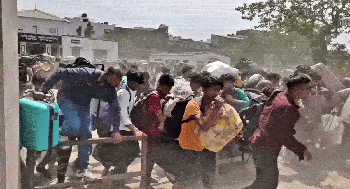 Chaos at Udhna Station | PalPal News Hub | Latest National, Technology, and Astrology News Chaos at Udhna Station