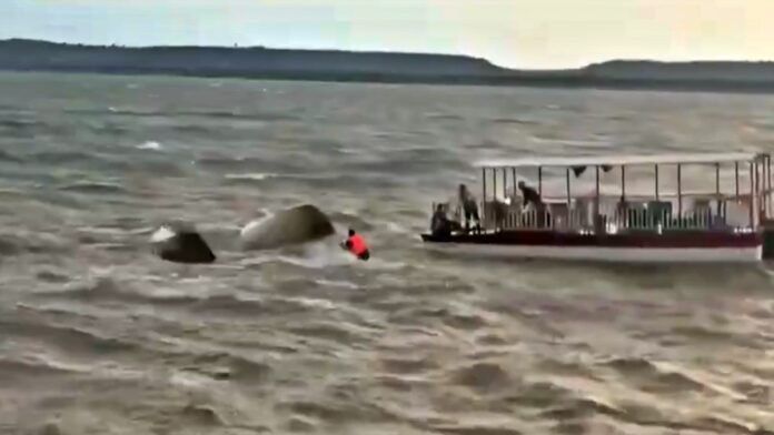 Cruise Boat Sinks in Bargi Dam