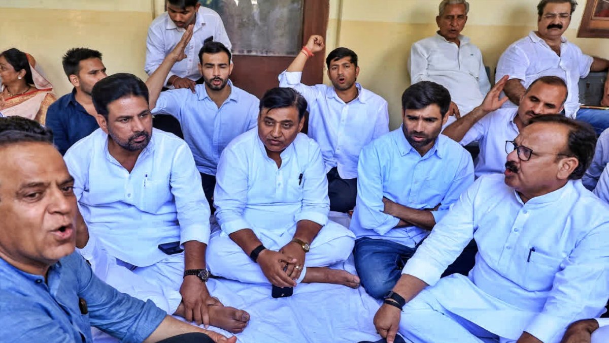Protest Over Ritu Barala FIR Refusal | PalPal News Hub | Latest National, Technology, and Astrology News Protest Over Ritu Barala FIR Refusal